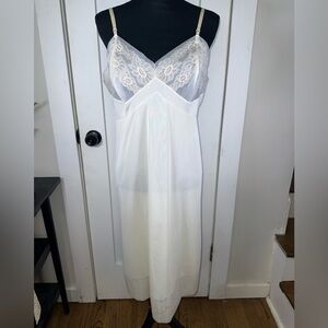 VINTAGE Vanity Fair Ivory Lace Full Slip Dress